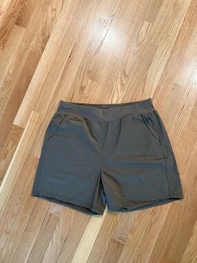Womens L greenish brown shorts: hiking outdoors adventure walking